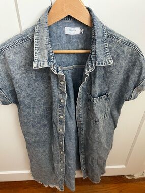 Bluivy Men's Short-Sleeve Acid Wash Denim Button-Up - Washed Blue